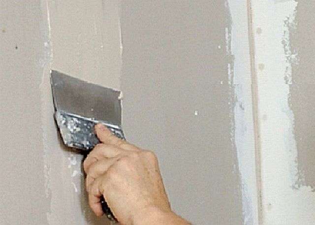 Як зашпаклювати стелю під фарбування