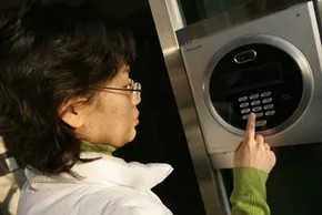 Як побудувати кімнату безпеки: Зміцнення стін, дверей та прихованих входів