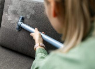 Чищення тканинних диванів та крісел парою для свіжого старту