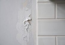 Чому фарба у ванній бульбашиться: помилки домовласників, пов’язані з вологістю