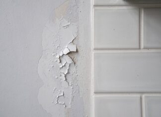 Чому фарба у ванній бульбашиться: помилки домовласників, пов’язані з вологістю